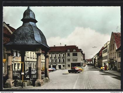 AK Höchstadt a. d. Aisch, Strassenpartie mit Geschäften und Autos
