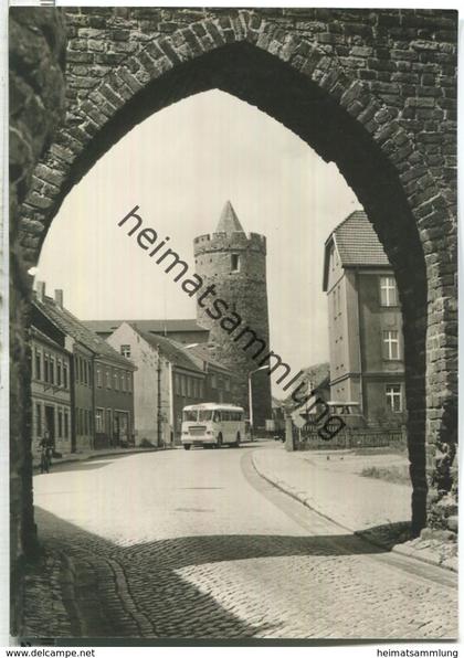 Jüterbog - Neumarkttor - Bus - Foto-Ansichtskarte - Verlag H. Sander KG Berlin 60er Jahre