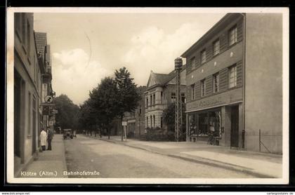 AK Klötze /Altm., Bahnhofstrasse mit Klötzer Wochenblatt