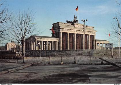 ALLEMAGNE BERLIN LA PORTE DE BRANDEBOURG APRES LE 13 AOUT 1961