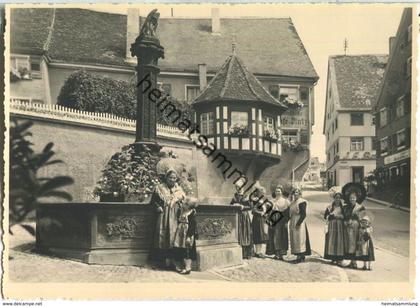 Pfullendorf - Brunnen - Frauen in Tracht - Foto-Ansichtskarte