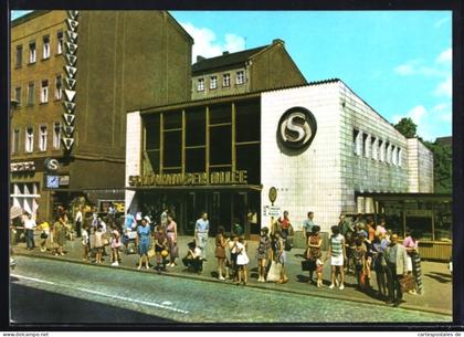 AK Berlin-Prenzlauer Berg, S-Bahnhof Schönhauser Allee, Strassenansicht, Passanten