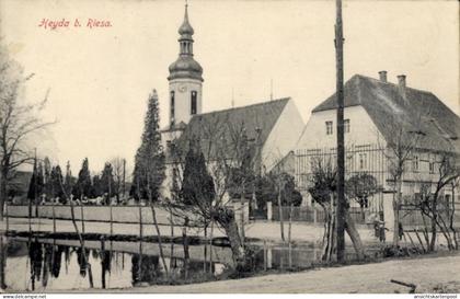 CPA Heyda Hirschstein Sachsen, Schwarz-Weiß-Bild, Kirche, Wohngebäude, Wasser, Bäume, Heyda b. Rie