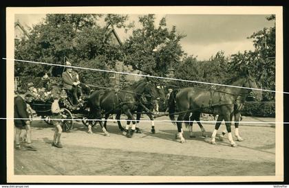 orig. Foto AK 1953 Blick auf den Umzug, Pferde zum Vogelschiessen in Hittfeld Seevetal Landkreis Harburg