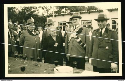 orig. Foto AK 1953 Blick auf eine Gruppe Teilnehmer, Schützen, Vogelschiessen in Hittfeld Seevetal Landkreis Harburg