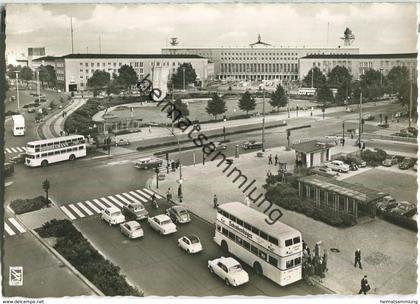 Berlin-Tempelhof - Platz der Luftbrücke - Bus - Foto-Ansichtskarte - Verlag Klinke & Co. Berlin