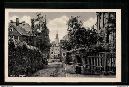 AK Thum /Erzgeb., Strassenpartie mit Kirchenblick