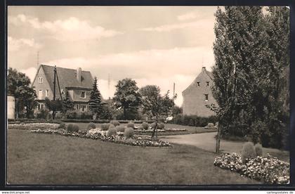AK Welzow /Niederlausitz, Bahnhofsvorplatz mit Grünanlagen