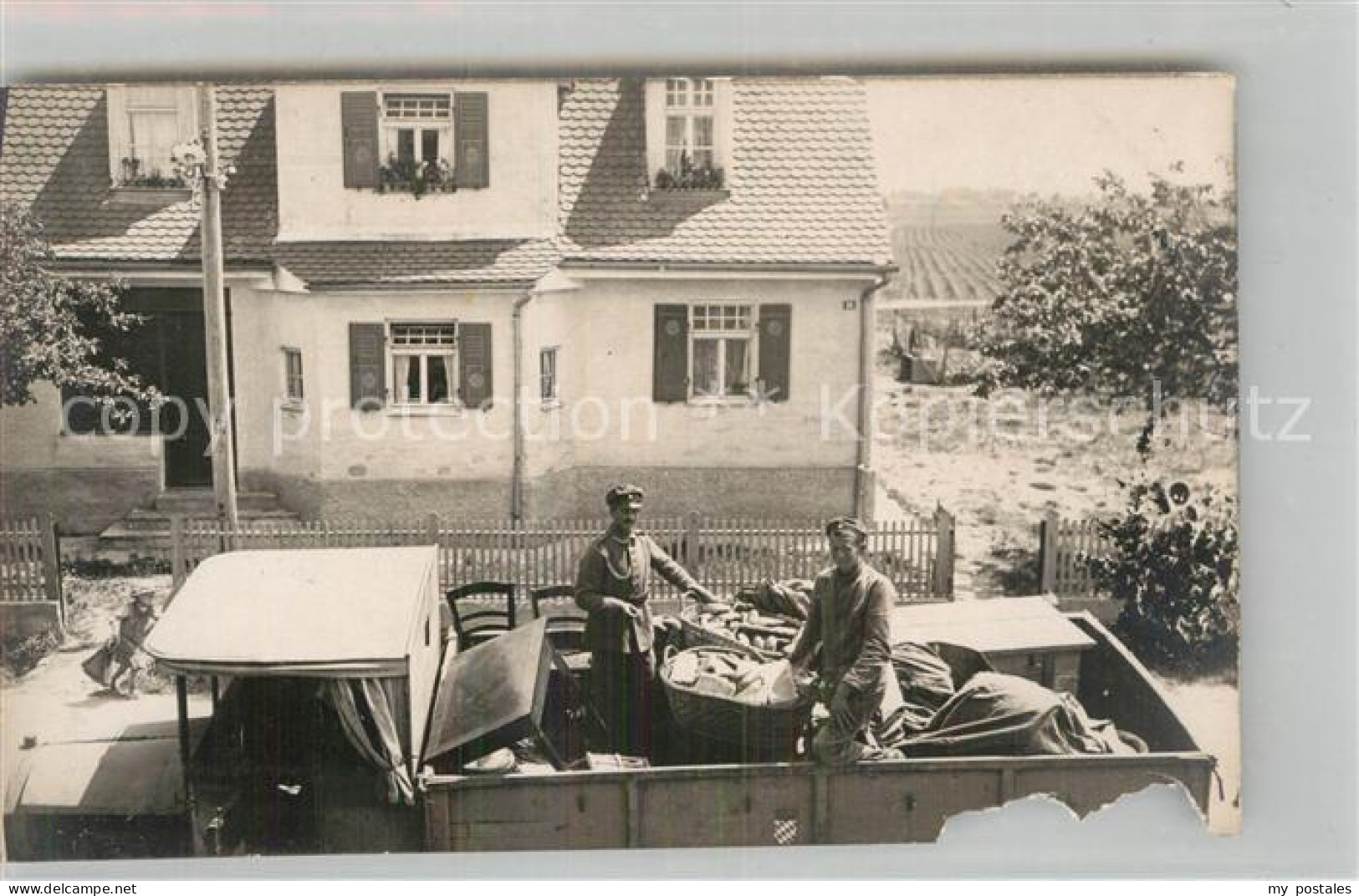 Gersthofen Maenner auf Lastkraftwagenpritsche