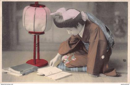 Japan - Geisha reading