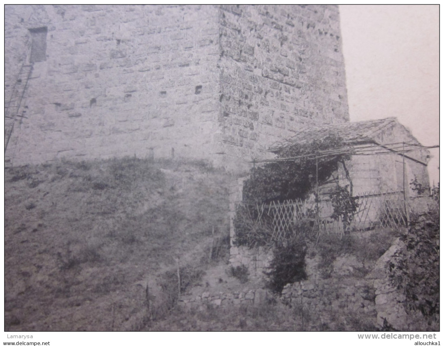 GIGNAC  (Hérault) CPA : la tour-- éditions Broussard, bazar-Gignac