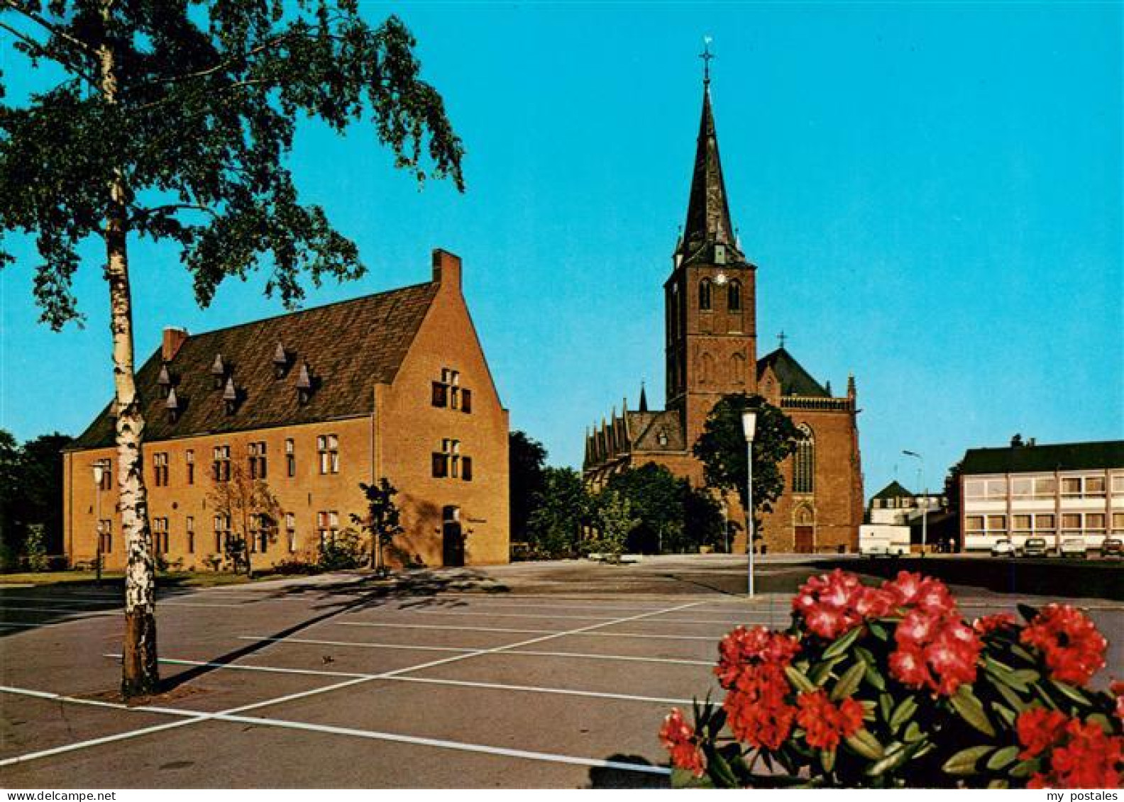 Goch Stadtbuecherei mit Pfarrkirche