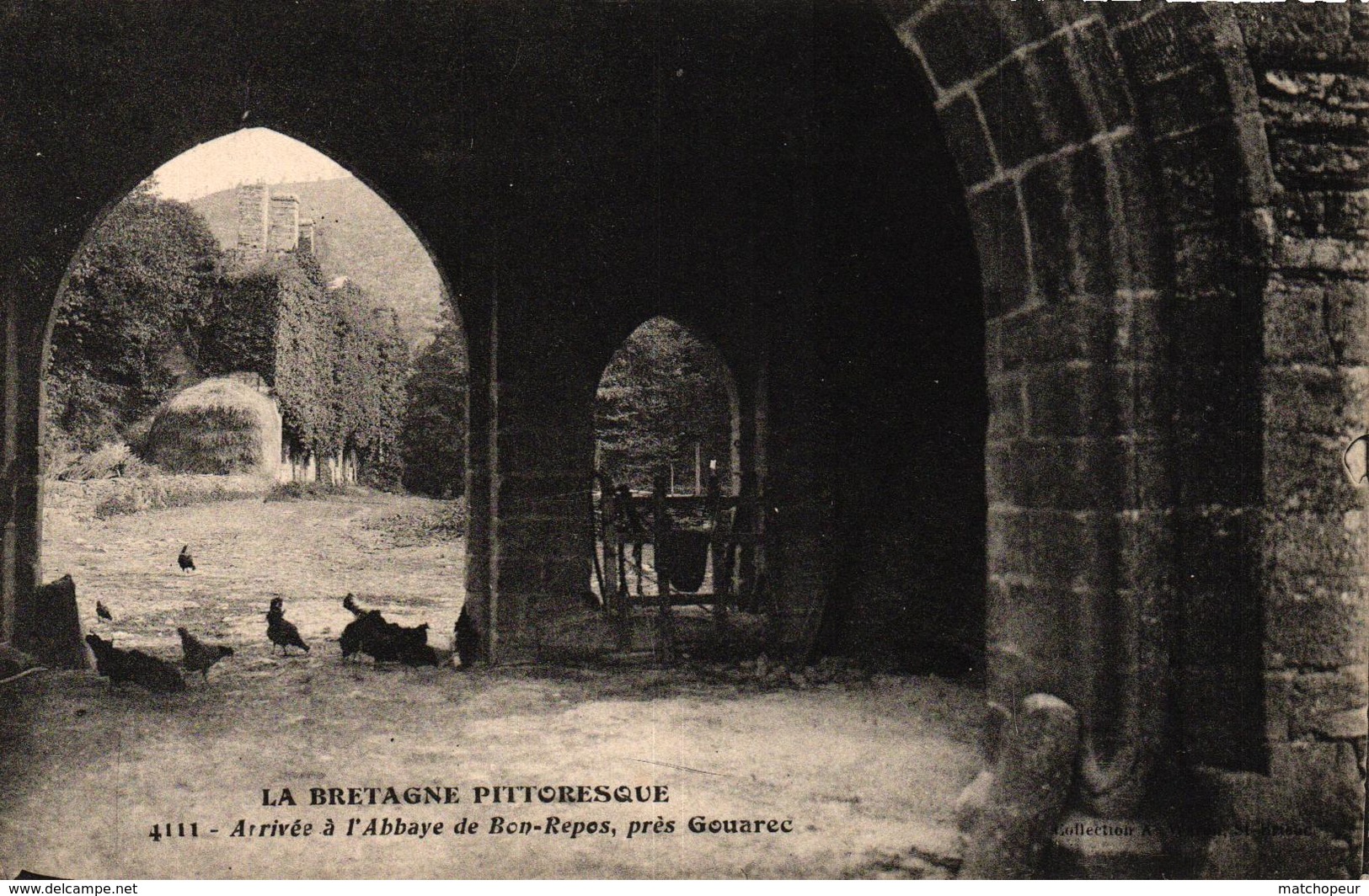 GOUAREC -22- ARRIVEE A L'ABBAYE DU BON REPOS PRES GOUAREC