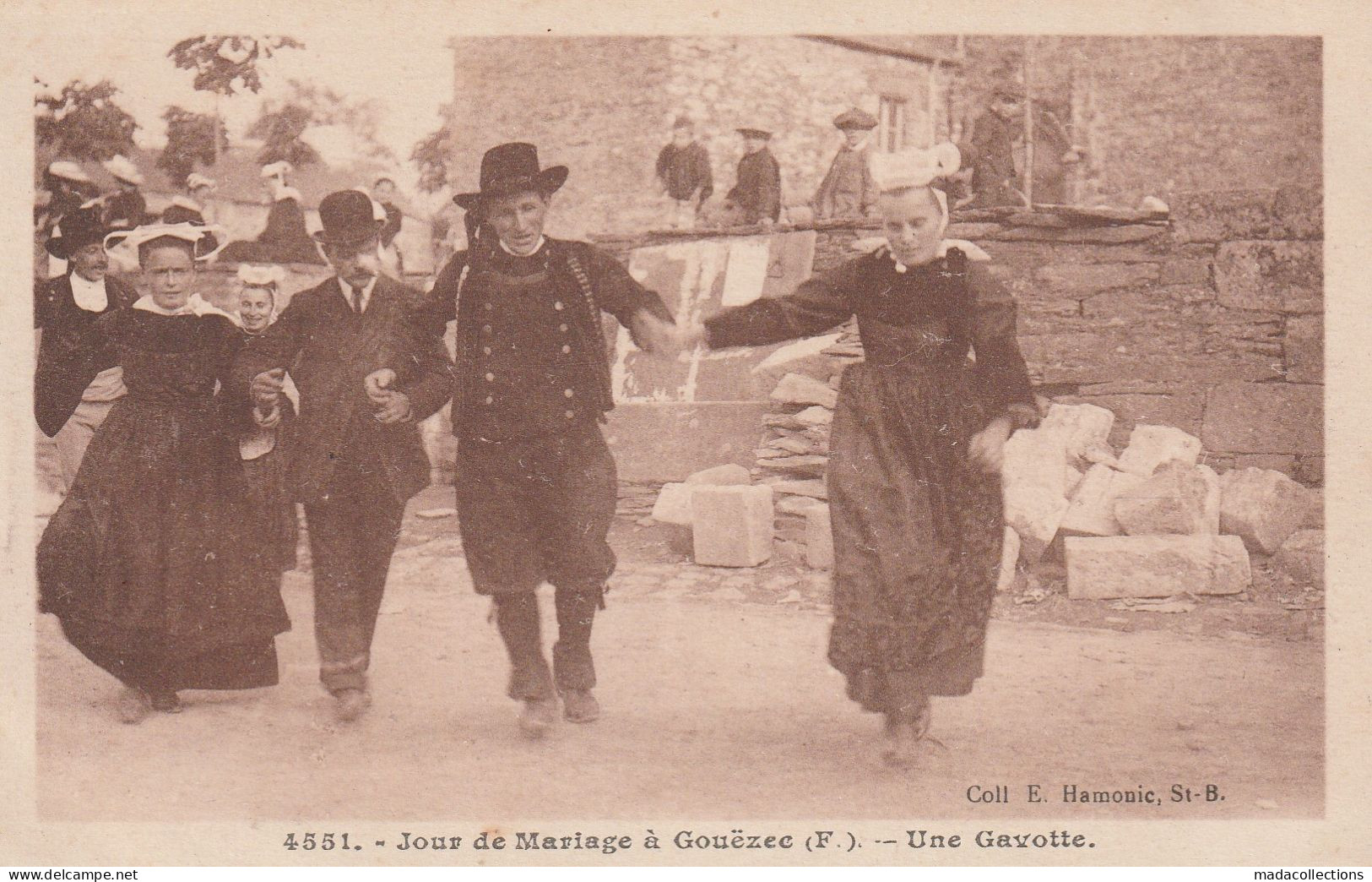 Gouézec (29 - Finistère)  Jour de mariage  - Une Gavotte