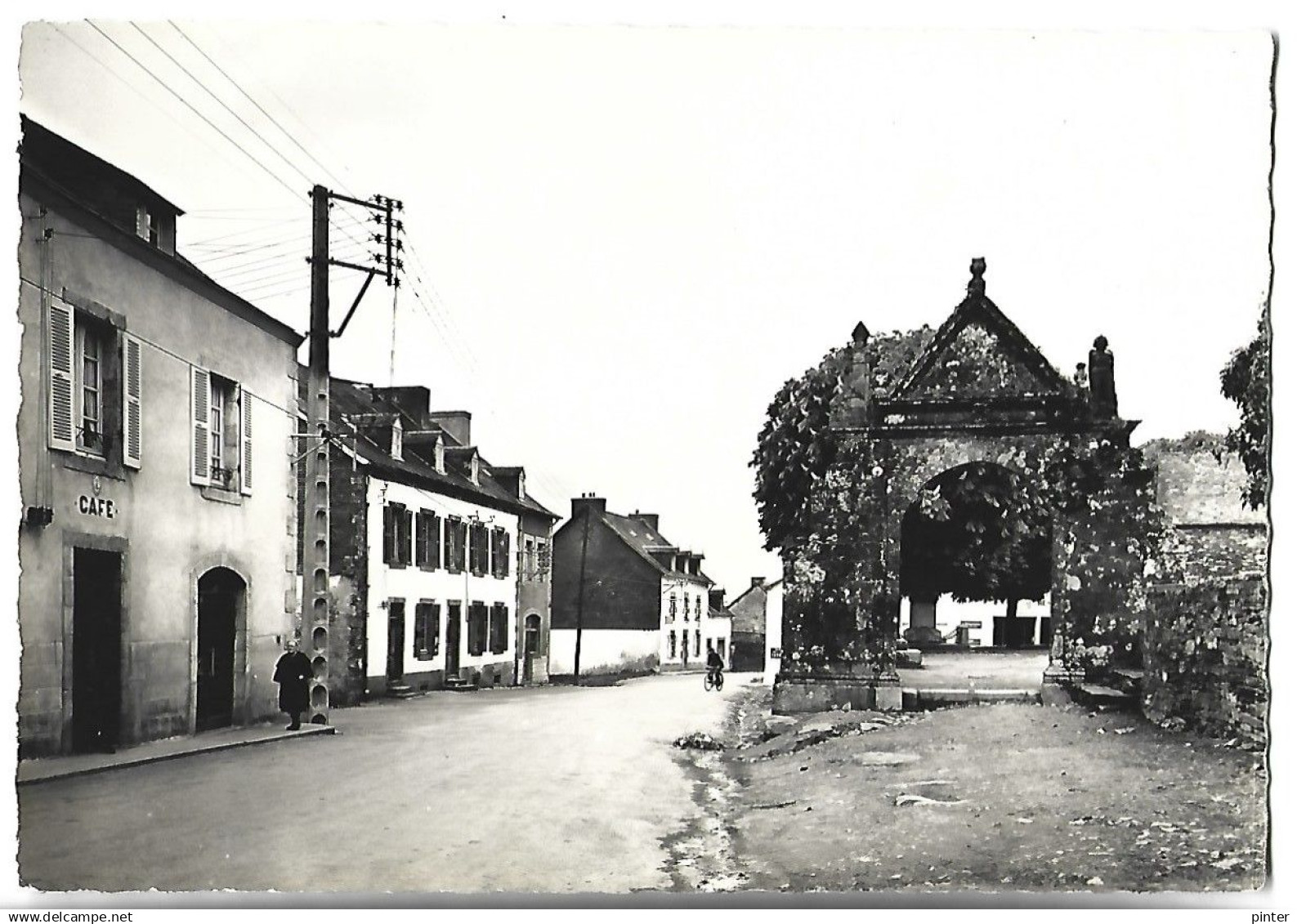 GOUEZEC - Le Porche et le bourg