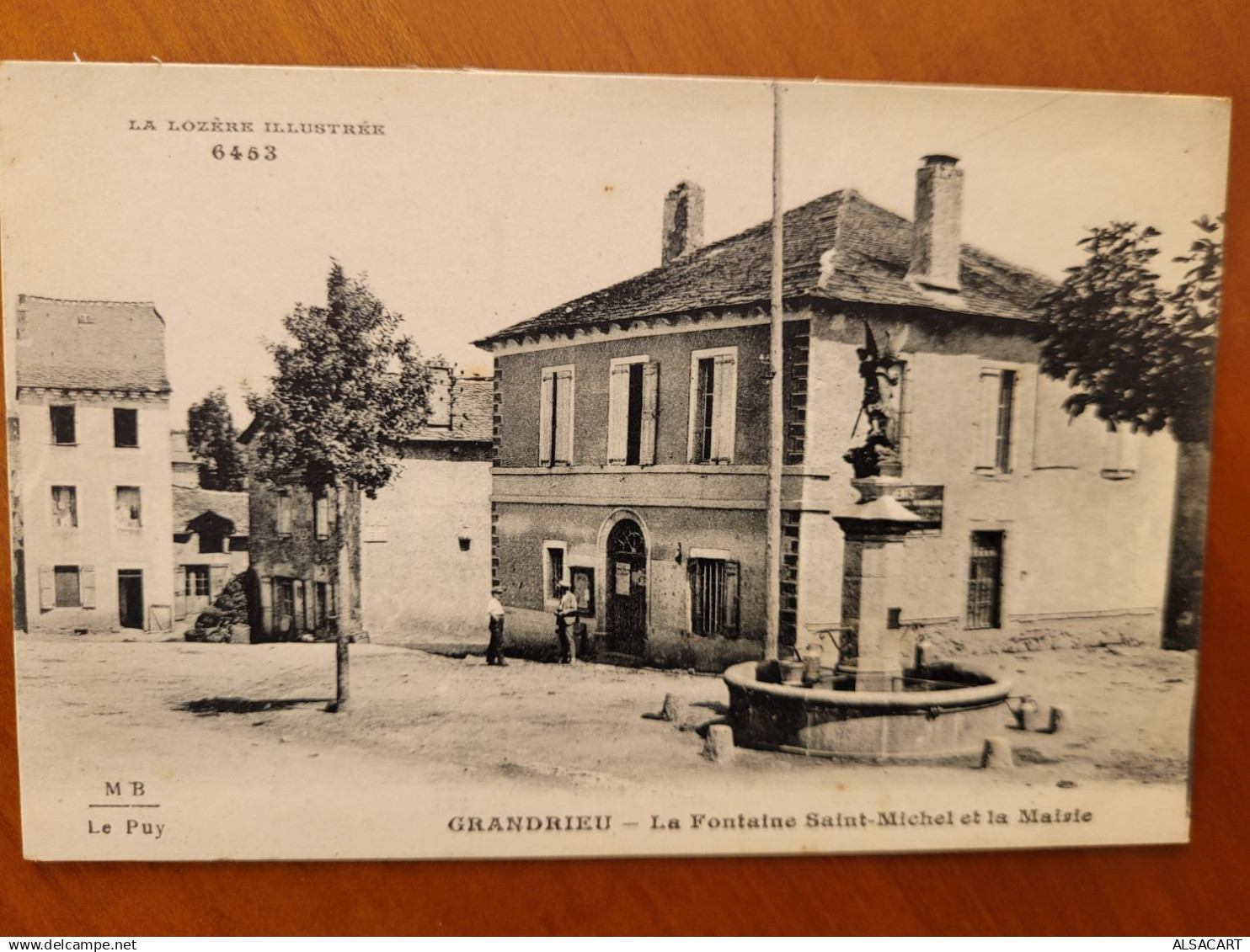 grandrieu , la fontaine st michel et la mairie