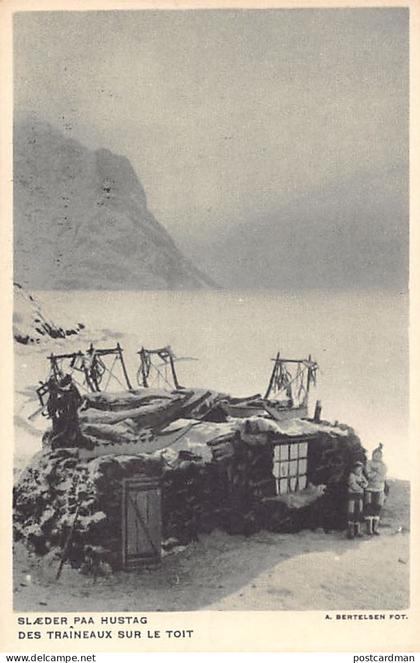 GRØNLAND Kalaallit Nunaat - Slaeder paa hustag - Postkort udgivet til den danske pavillon på den internationale kolonial