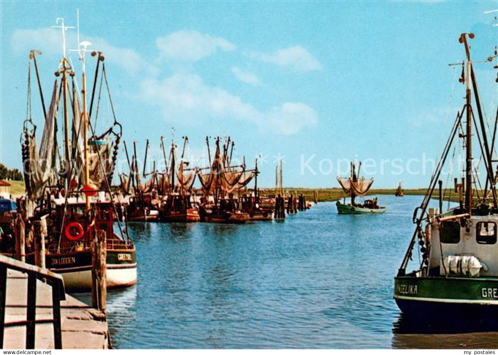 Greetsiel Krummhoern Aurich Niedersachsen Krabbenkutter im Hafen