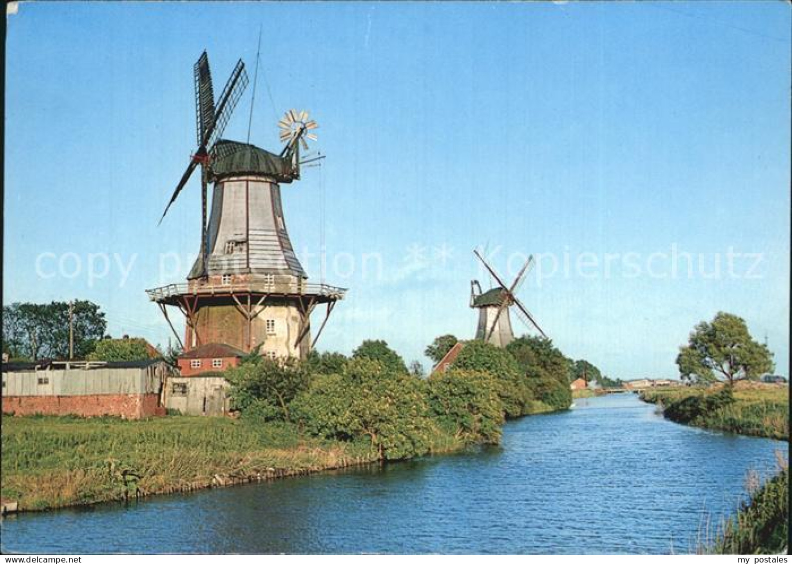 Greetsiel Krummhoern Aurich Niedersachsen Zwillingsmuehlen in Ostfriesland