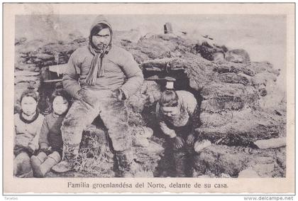 POSTAL DE FAMILIA GROENLANDESA DEL NORTE DELANTE DE CASA (GROENLANDIA)