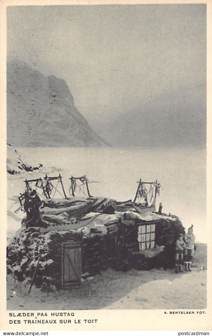 GRØNLAND Kalaallit Nunaat - Slaeder paa hustag - Postkort udgivet til den danske pavillon på den internationale kolonial