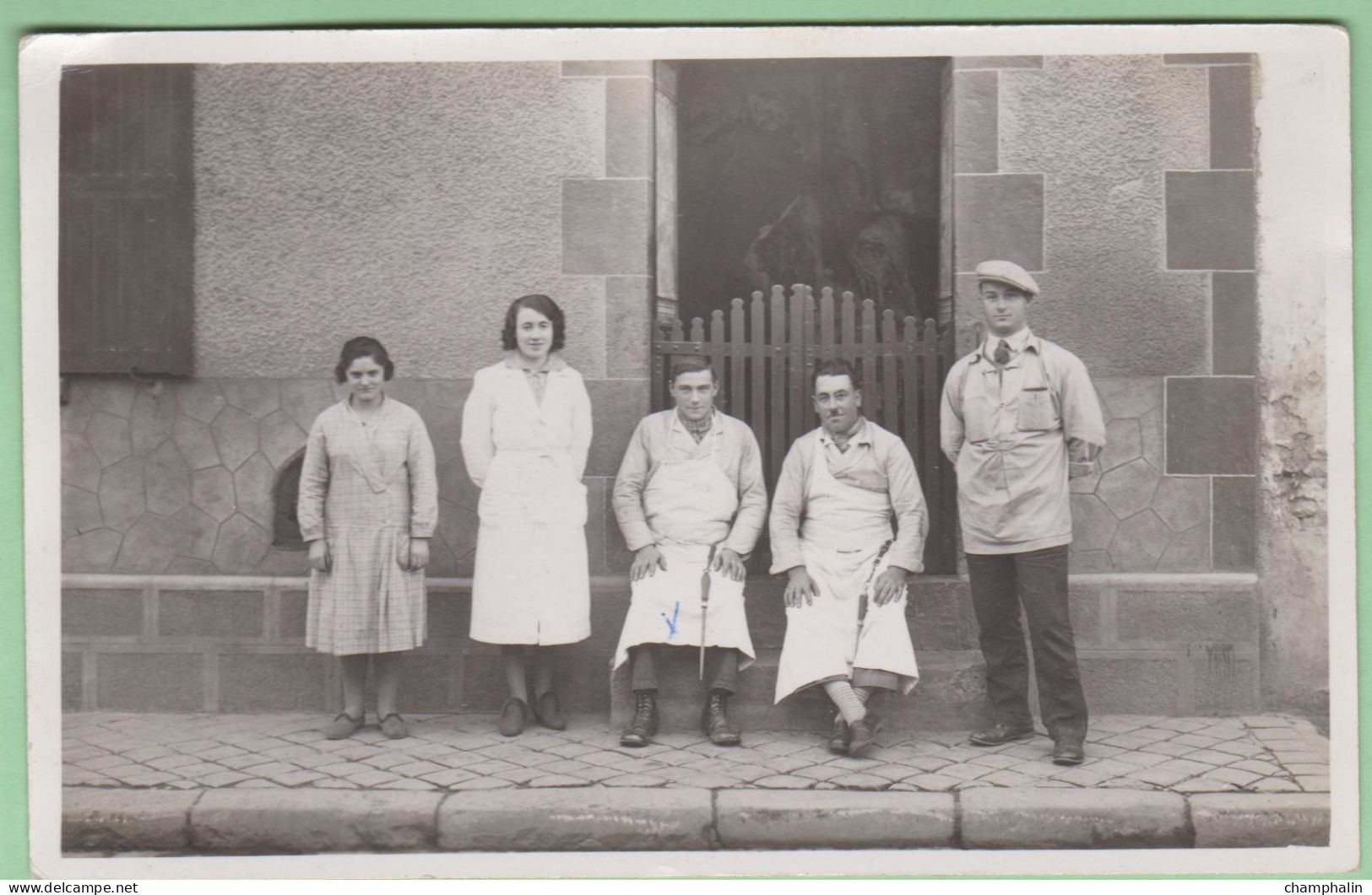 Groupe de personnes devant une Boucherie à Bazoches - Carte photo - Commerce