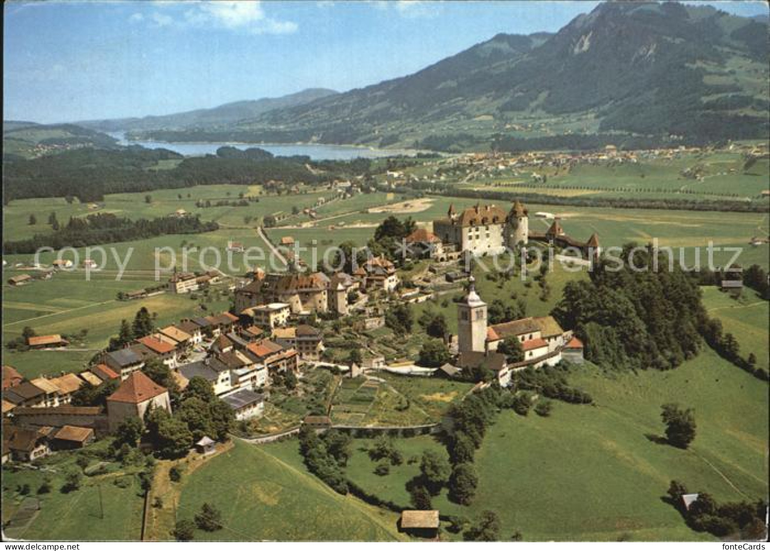 Gruyeres FR Auf fond Broc et lac de la Gruyere