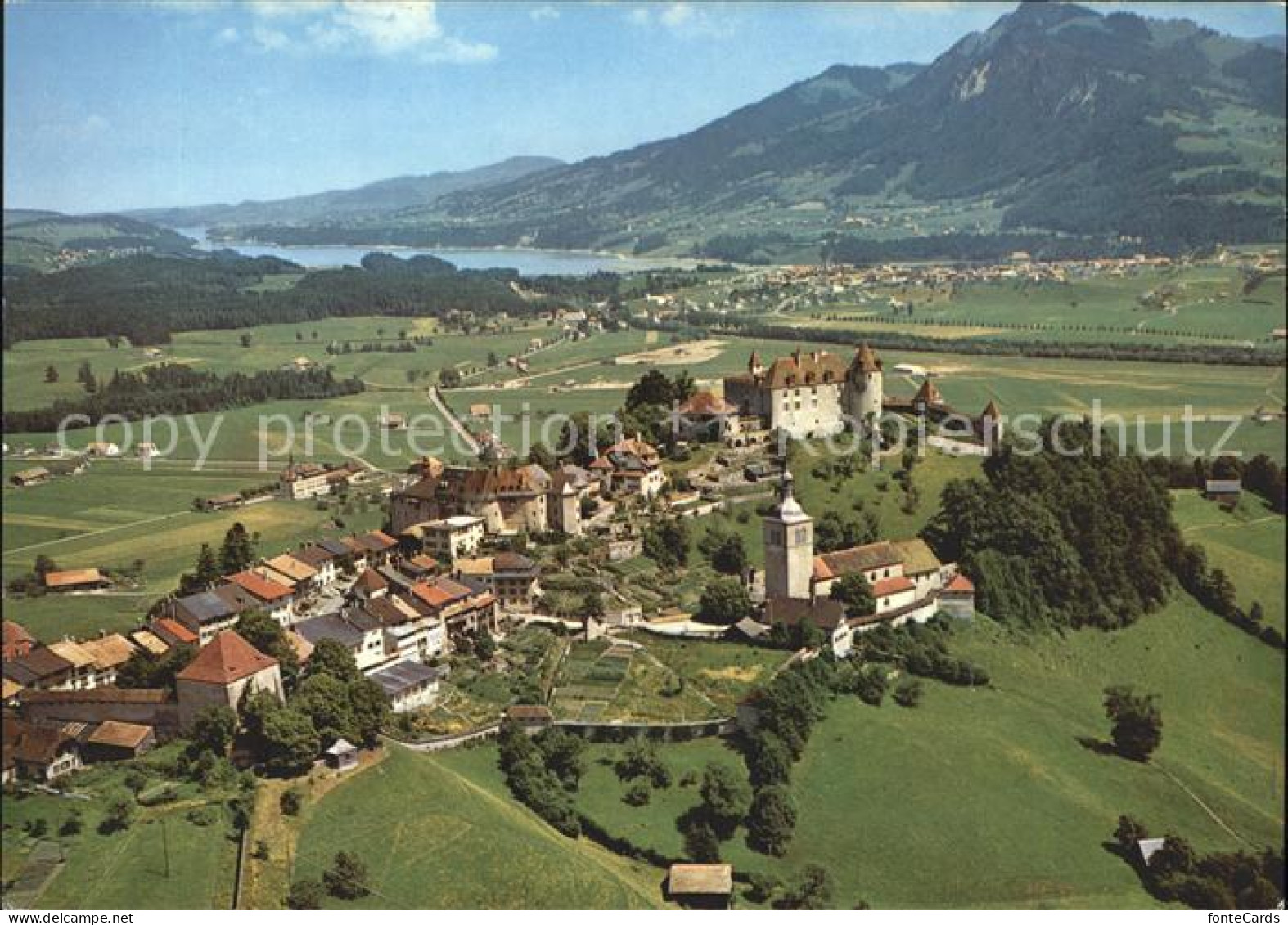 Gruyeres FR Auf fond Broc et lac de la Gruyere Vue aerienne