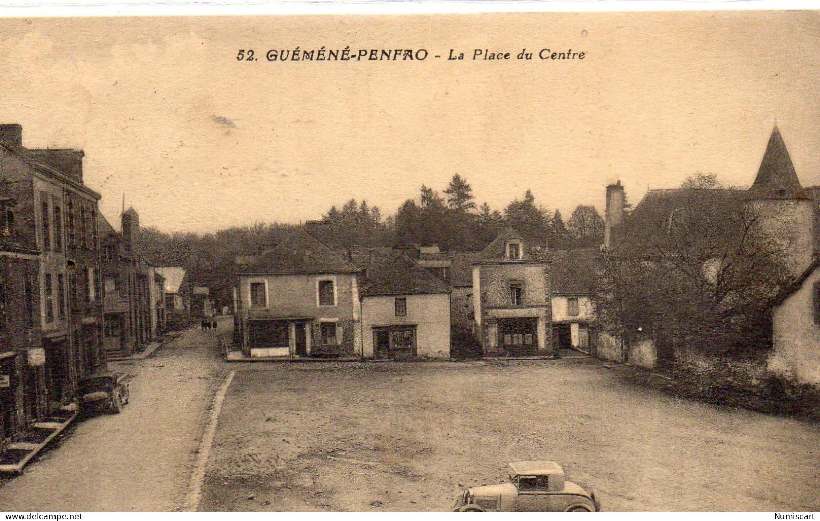 Guémené-Penfao Place du Centre voitures