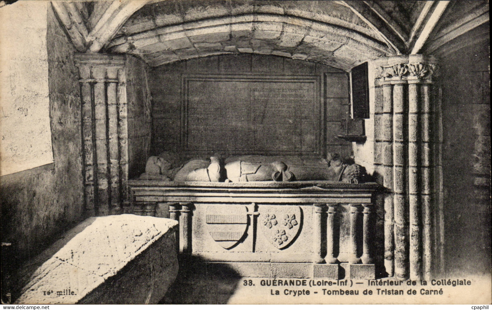 Guerande CPA Interieur de la collegiale La crypte Tombeau de TRistan de CArne