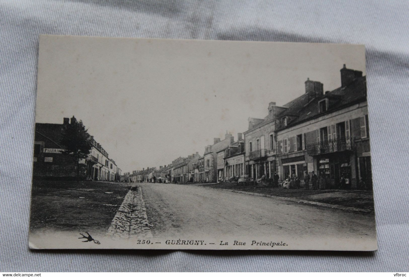 Guérigny, la rue principale, Nièvre 58