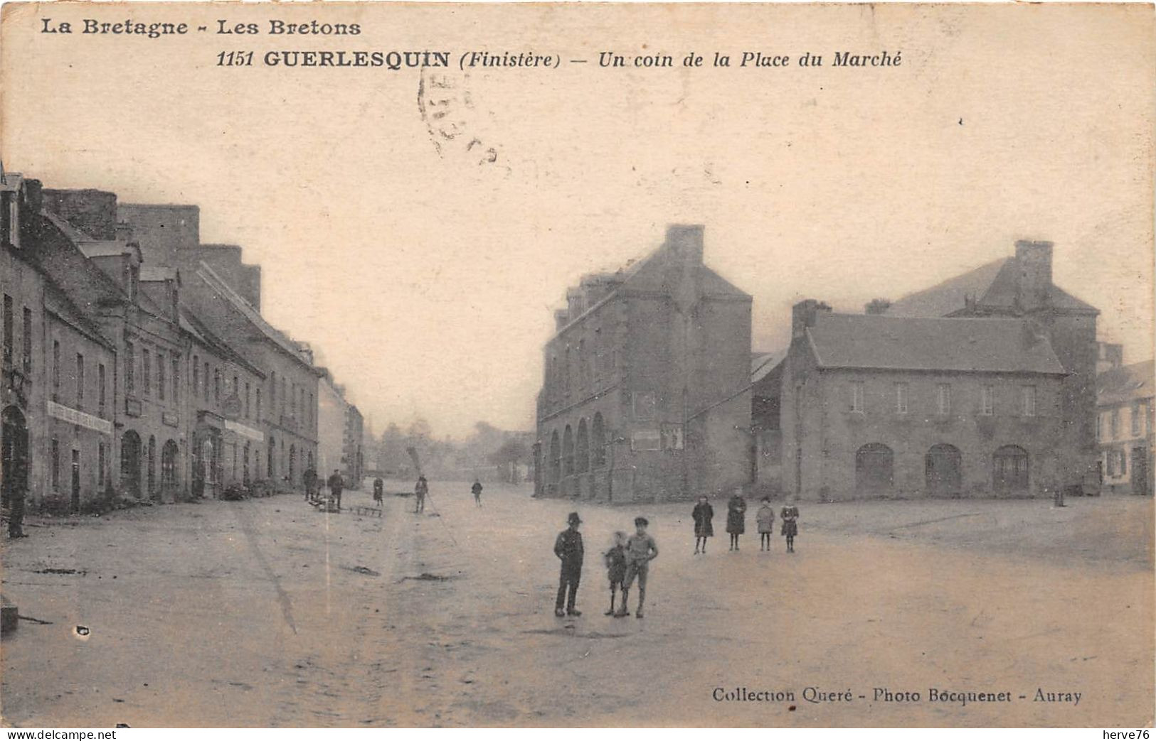 GUERLESQUIN - un coin de la Place du Marché