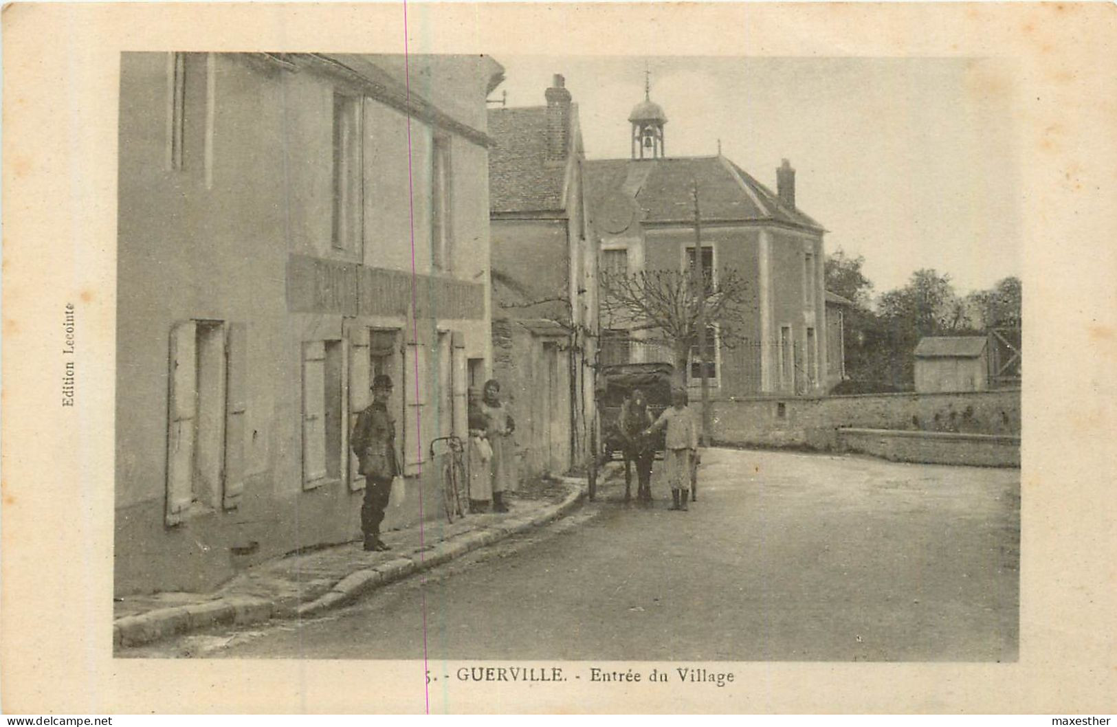 GUERVILLE entrée du village
