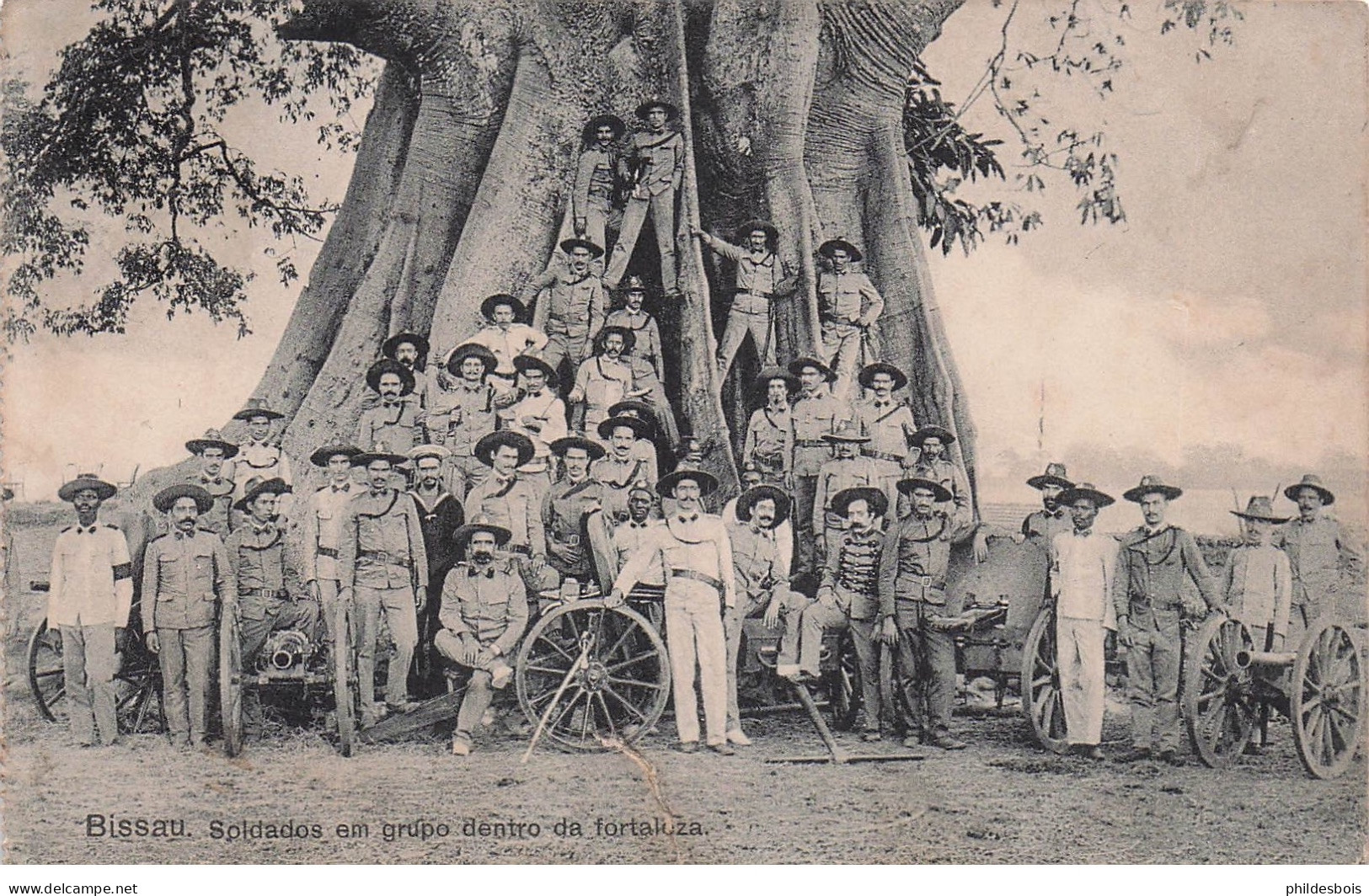 GUINEA   BISSAU  soldados em grupo dentro da fortaleza