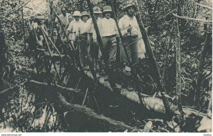 POSTAL DE GUINEA ESPAÑOLA EL GOBERNADOR GENERAL NUÑEZ DE PRADO ATRAVESANDO UN PUENTE (EXPO IBERO-AMERICANA SEVILLA 1929)