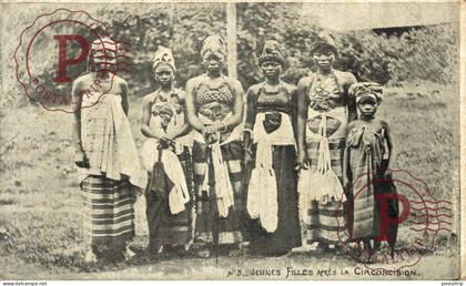 GUINEA FRANCESA. GUINEE FRANÇAISE. jeunes filles après la circoncision.