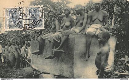 Equatorial Guinea - Transporting a large log of mahogany using archaic procedures, still in use - Ed. Pabellon Colonial