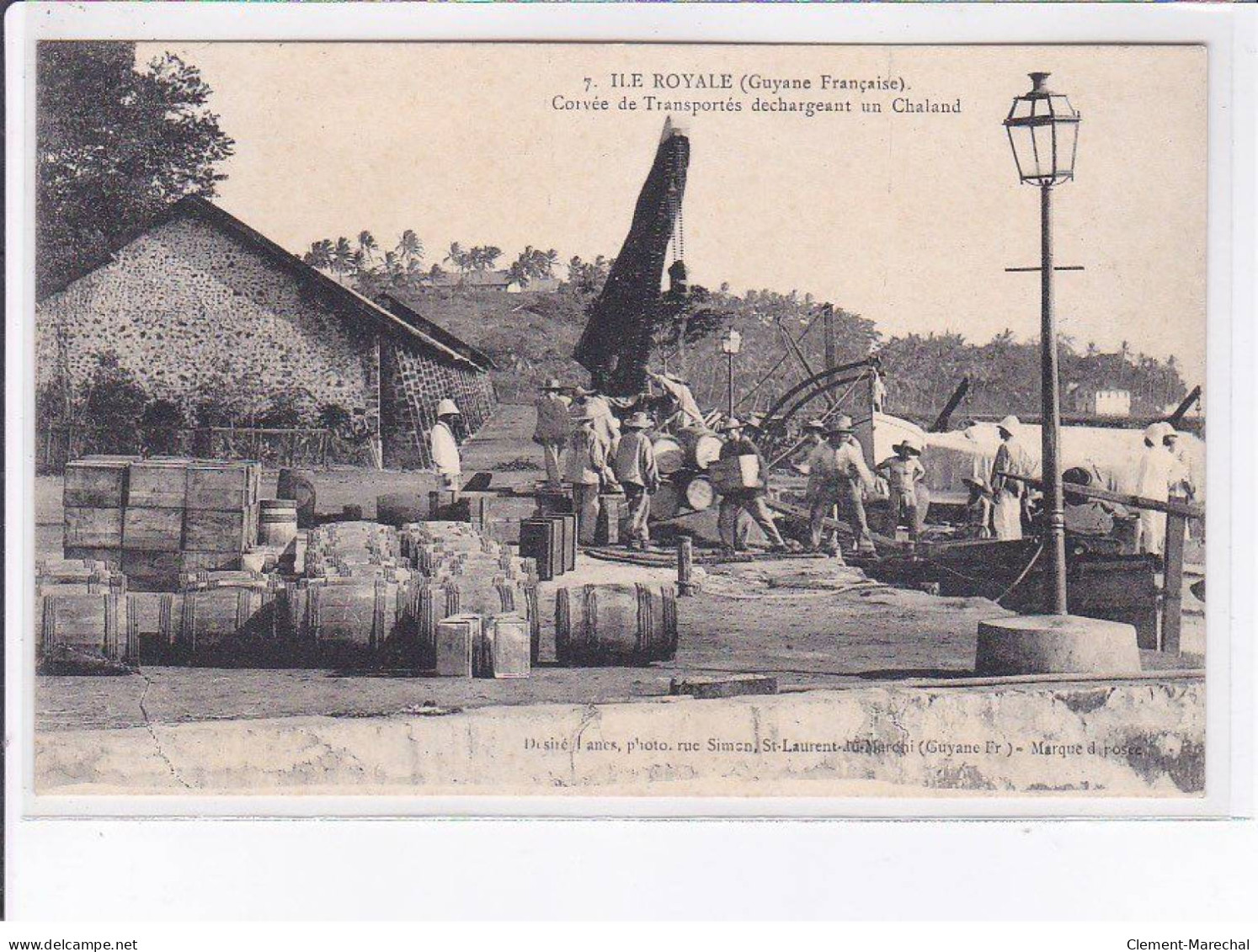 GUYANE : ile royale corvée de transportés déchargeant un chaland, bagne - très bon état