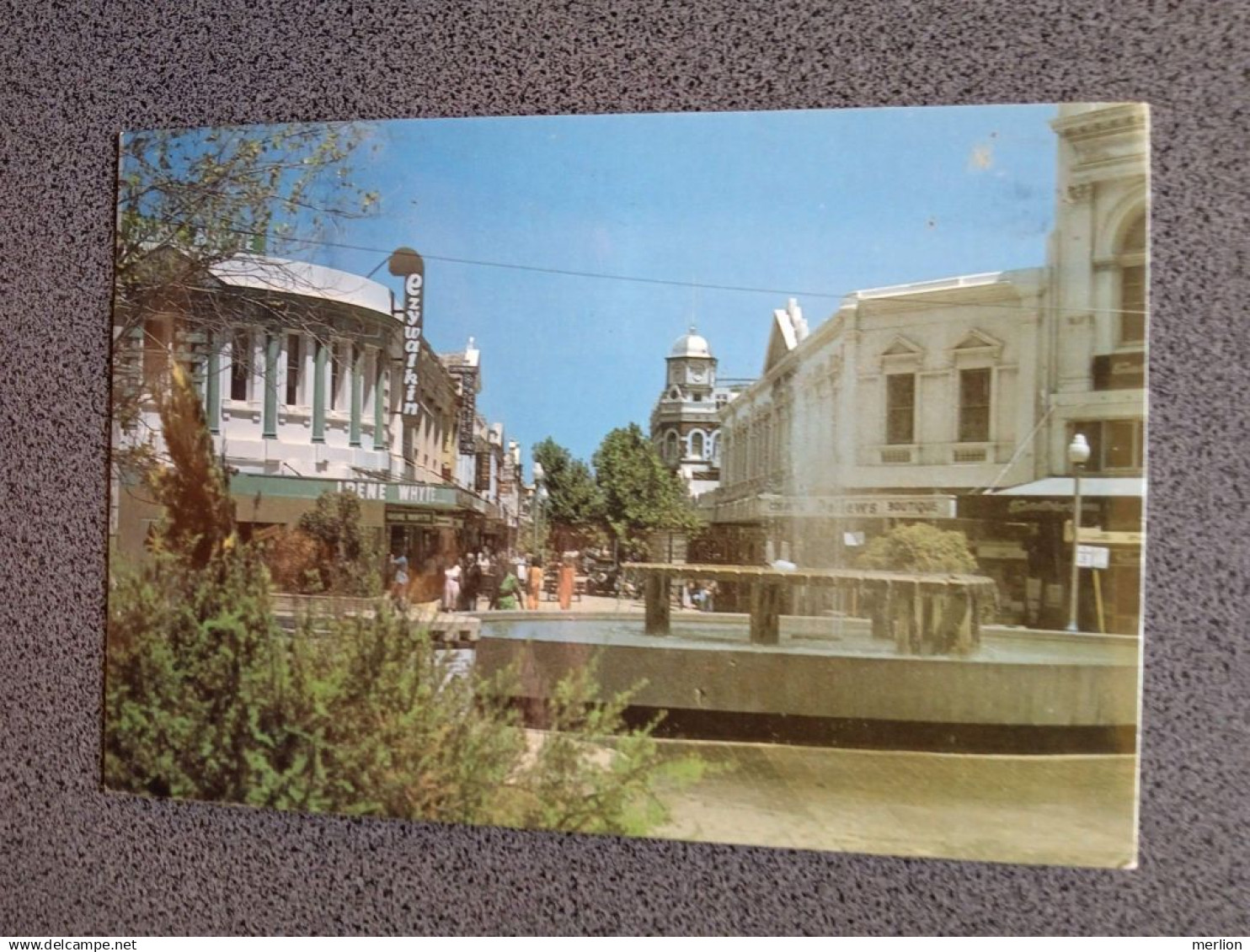 H48.19  CPM AK  Australia  -Fremantle Mall,  WA - 1981  stamp     Regent Bower Bird    sent to Hungary