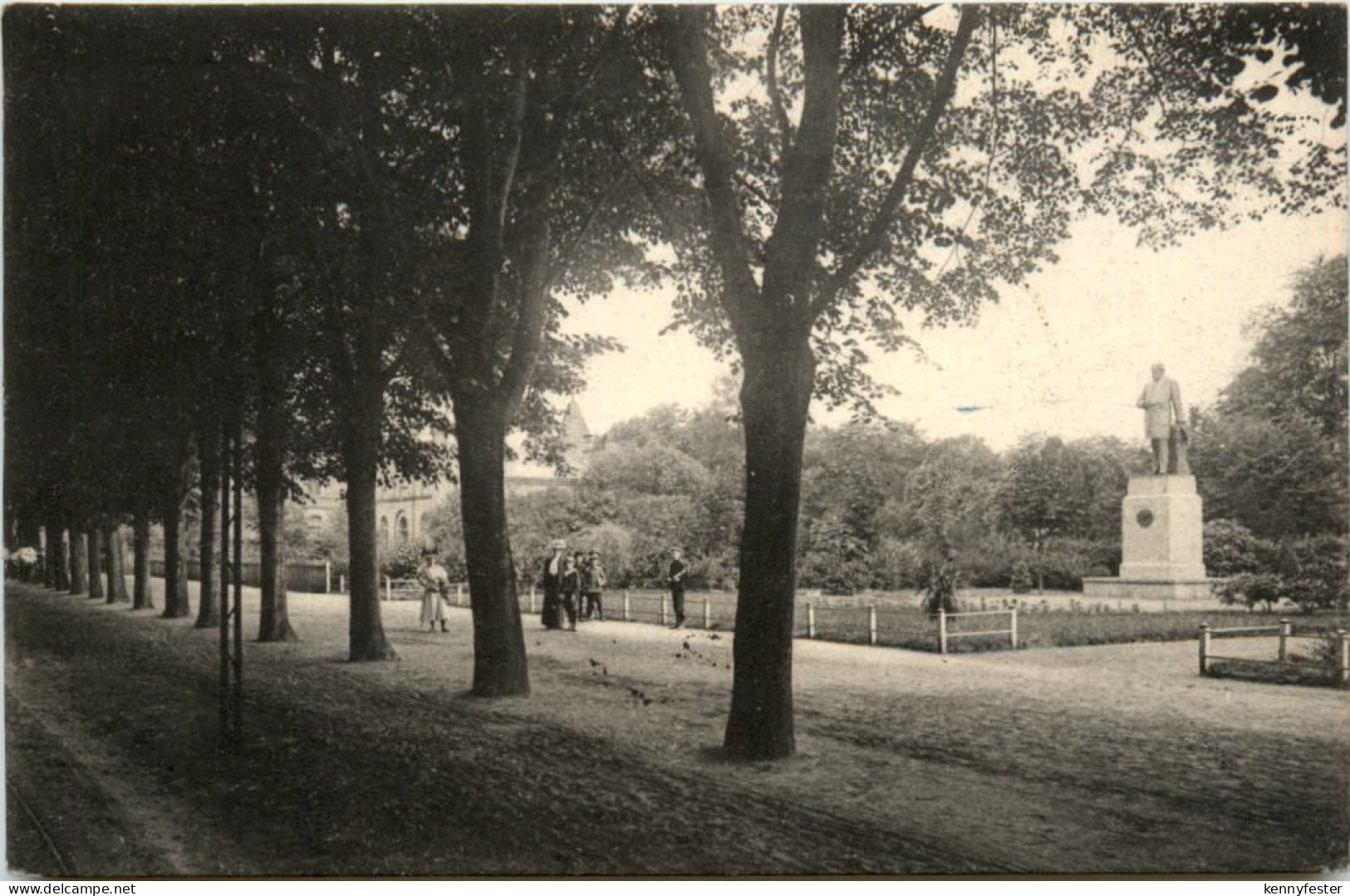 Hamm i.W., Ostenallee mit Falkdenkmal