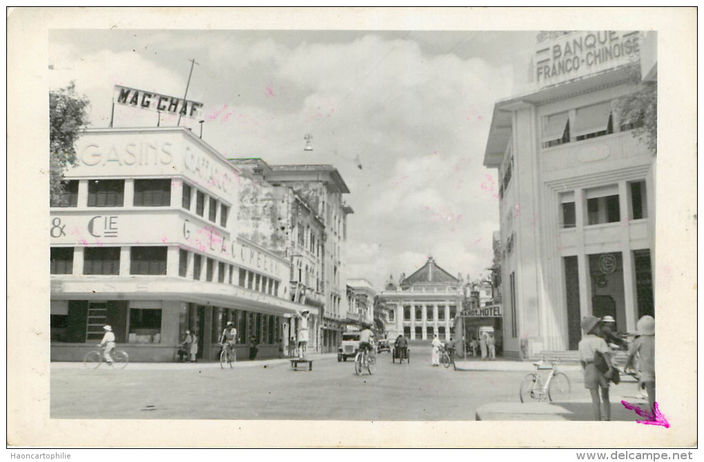 Hanoi : une rue - semi moderne