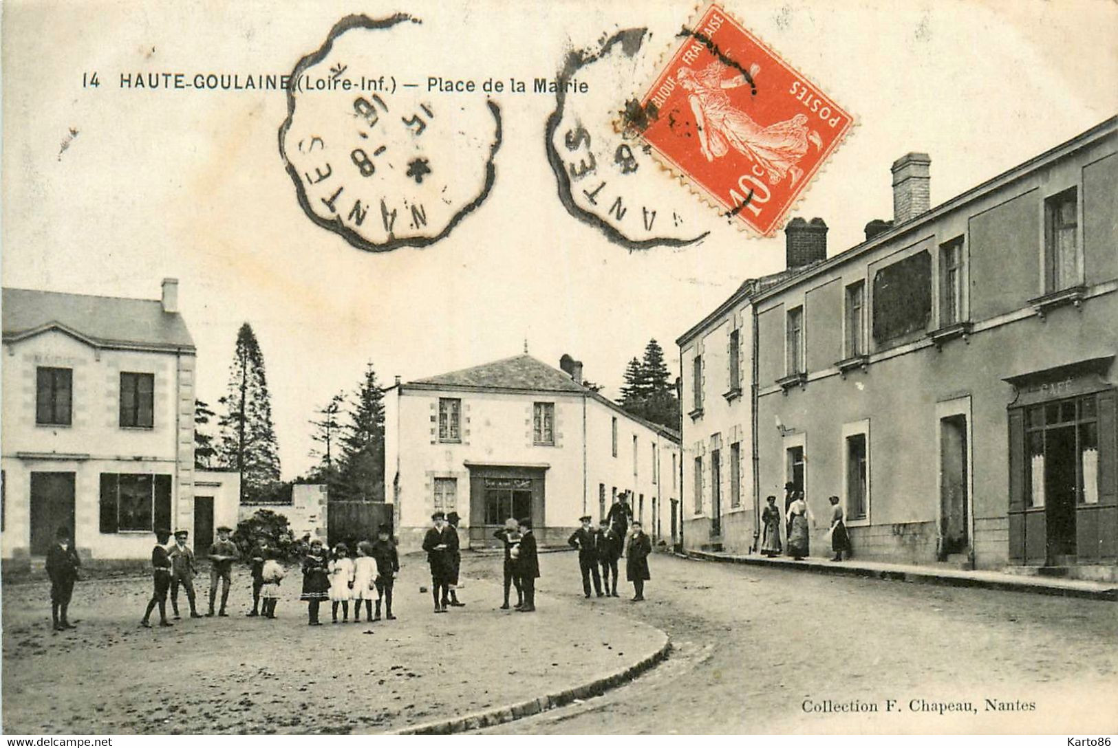 haute goulaine * la place de la mairie * café * villageois