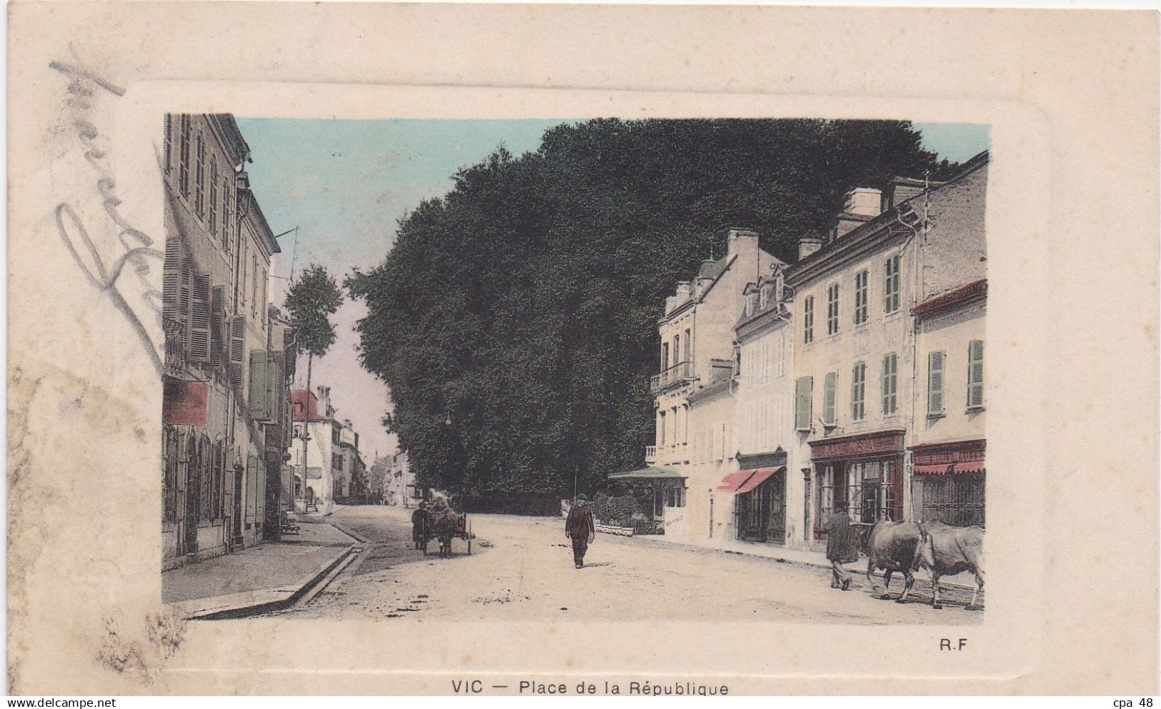 HAUTES PYRENEES : Vic sur Bigorre, Place de la République, Animée