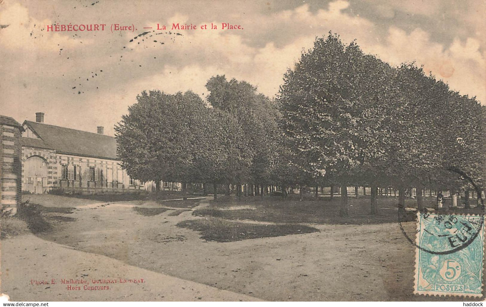 HEBECOURT : LA MAIRIE ET LA PLACE