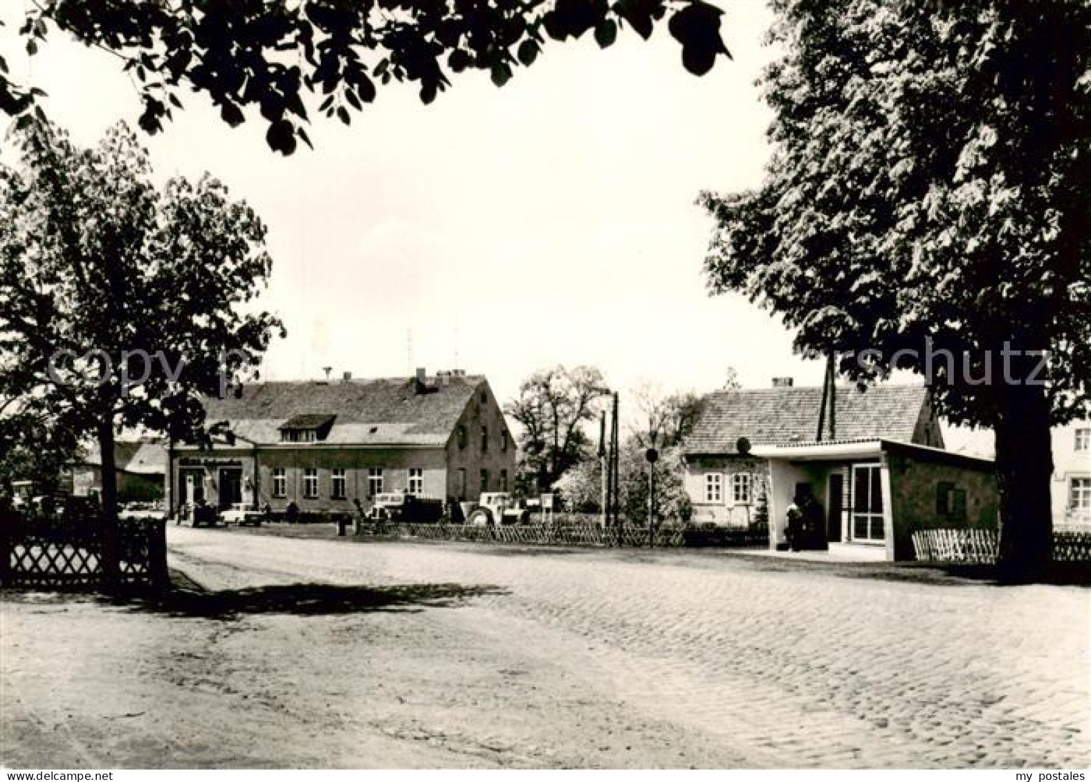 Heinersdorf Fuerstenwalde Spree An der Bushaltestelle