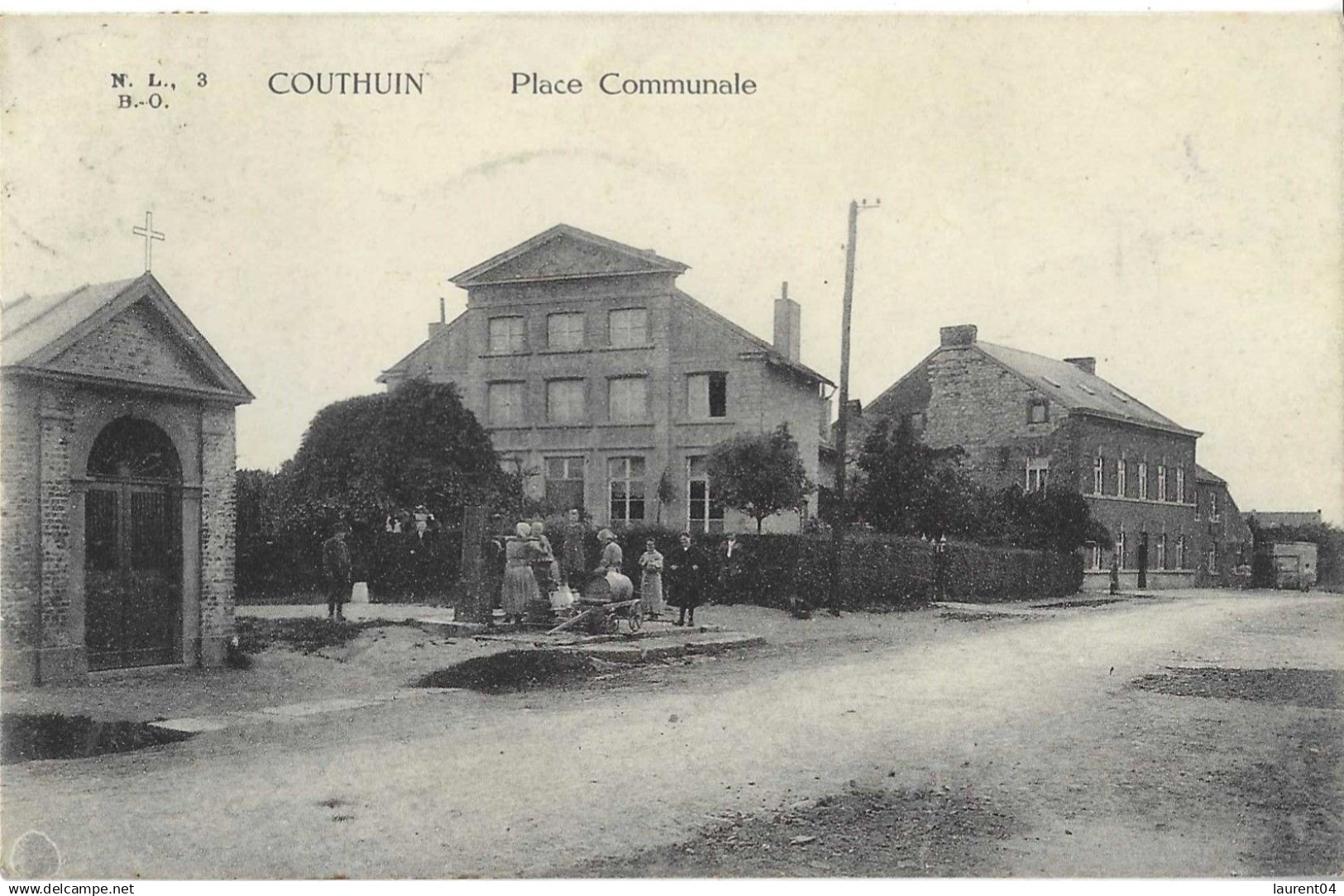 HERON.  COUTHUIN.  PLACE COMMUNALE. FONTAINE. ANIMATION..