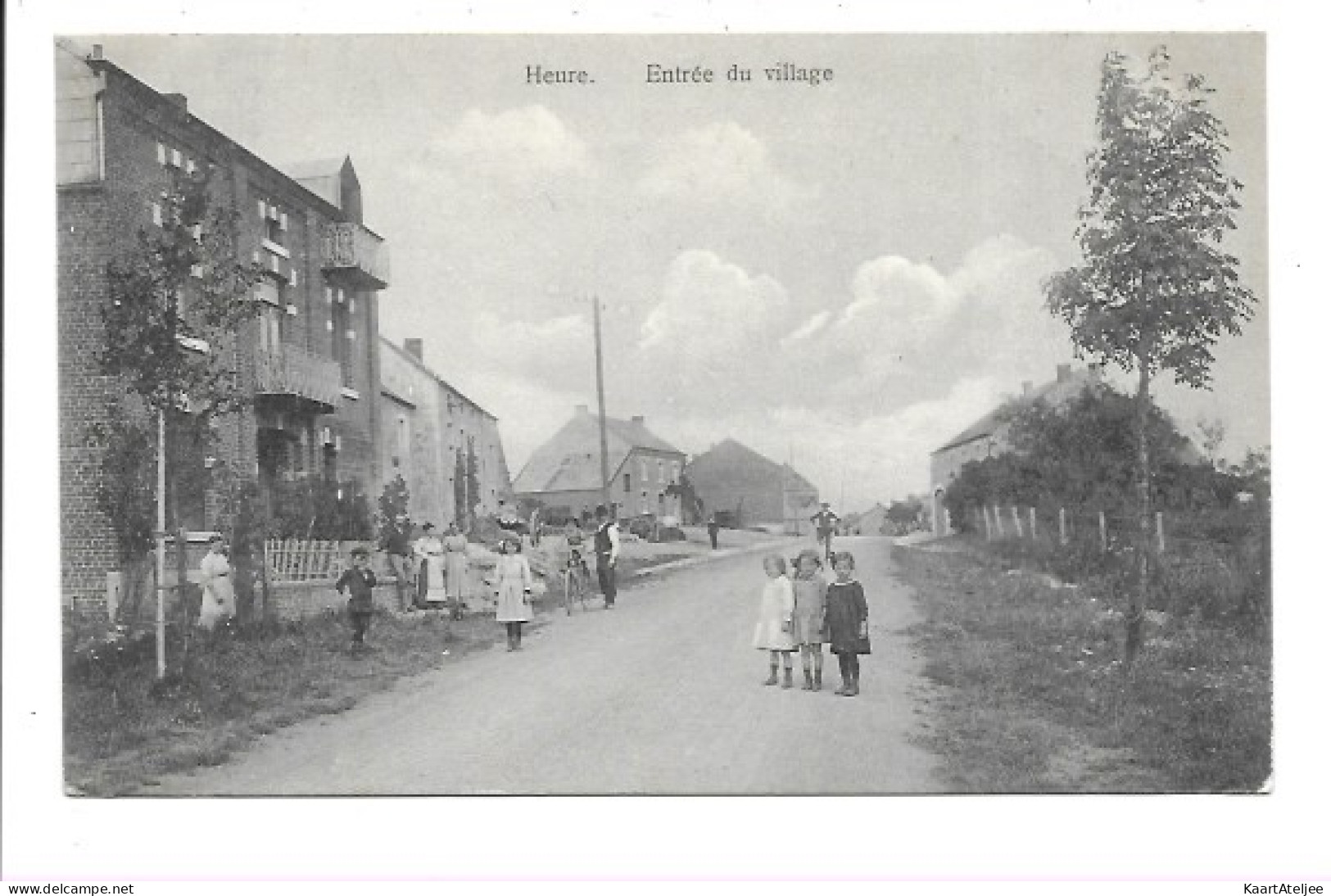 Heure - Entrée du village.