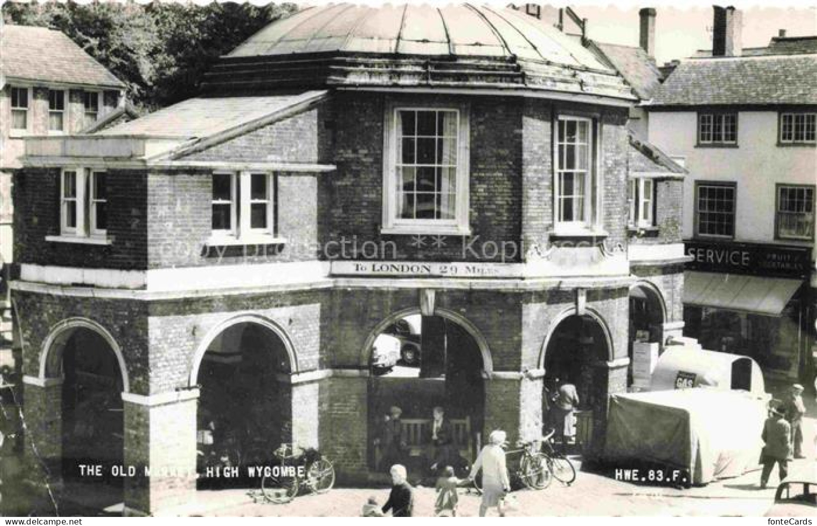High Wycombe Buckinghamshire UK Old-Market Marktgebaeude Ziegel Boegen Passanten