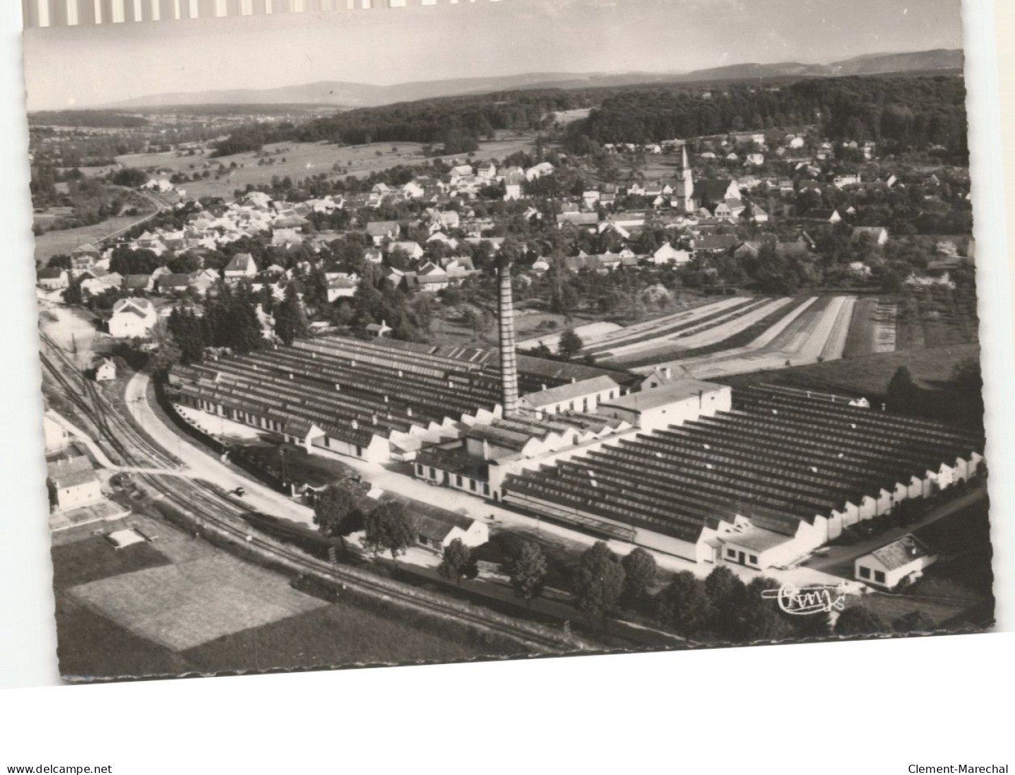 HIRSINGUE: vue générale, en premier plan l'usine lang vue aérienne 10x15 - très bon état