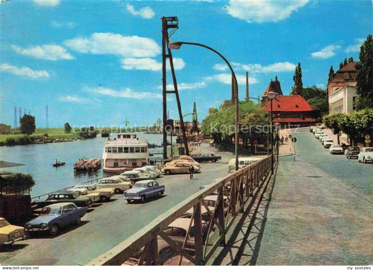 Hoechst am Main Hoechst FRANKFURT AM MAIN Blick zum Main mit Hotelschiff